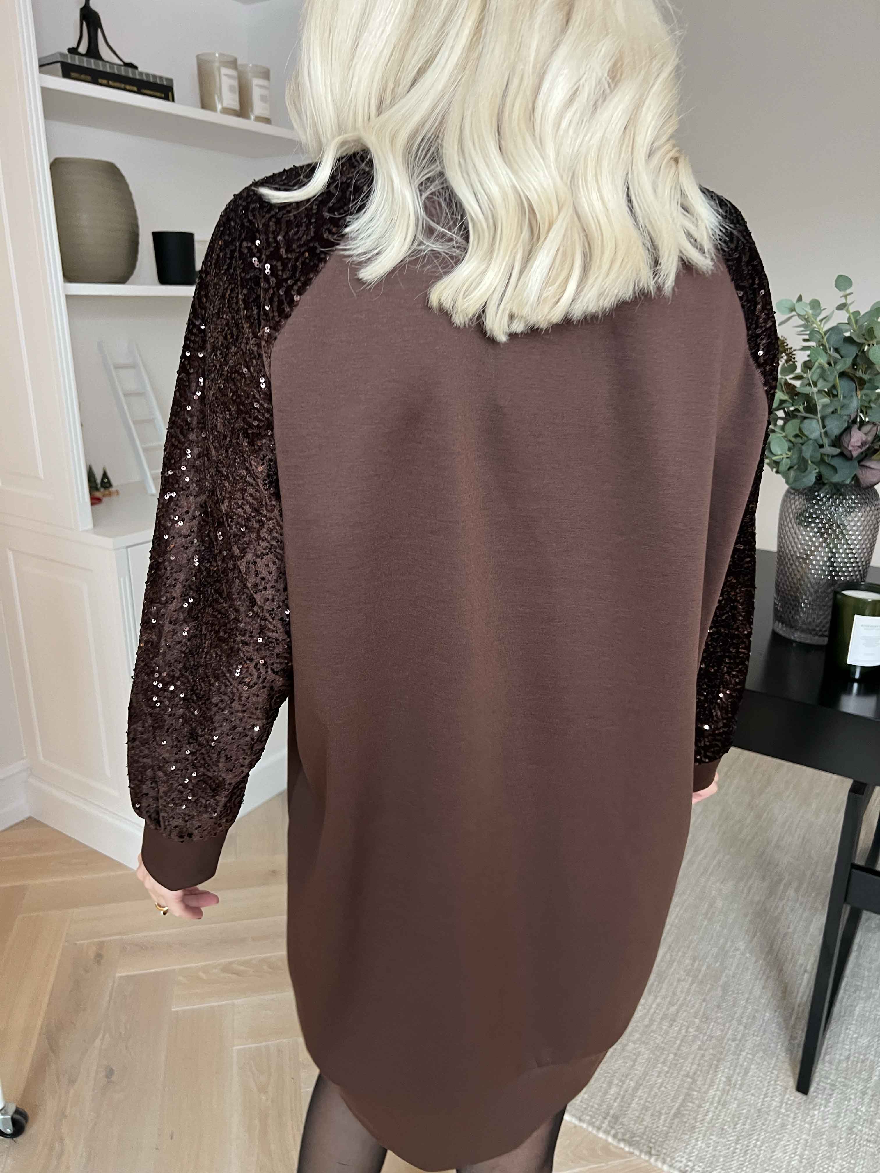 Parma - Joggingkjole med pailletærmer